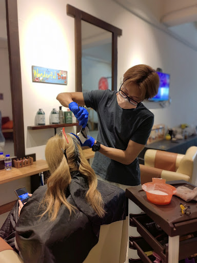 Scorpion Saloon & Boutique 美发沙龙&时装服装店 Scorpion Saloon & Boutique 美发沙龙&时装服装店
